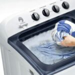 Cara Membilas Pakaian di Mesin Cuci 2 Tabung